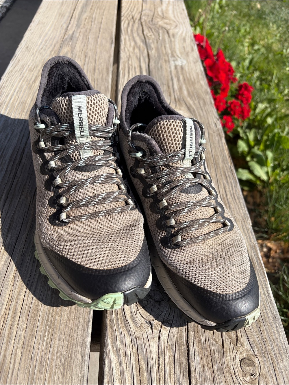 Merrell women’s size 8 1/2 quantum grip black and gray